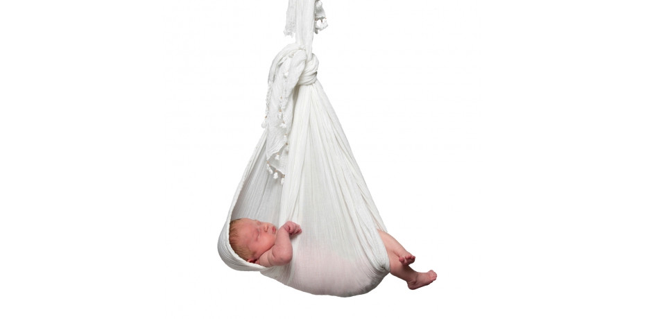 zwangerschapsfotografie-Soest-baby-in-hangdoek